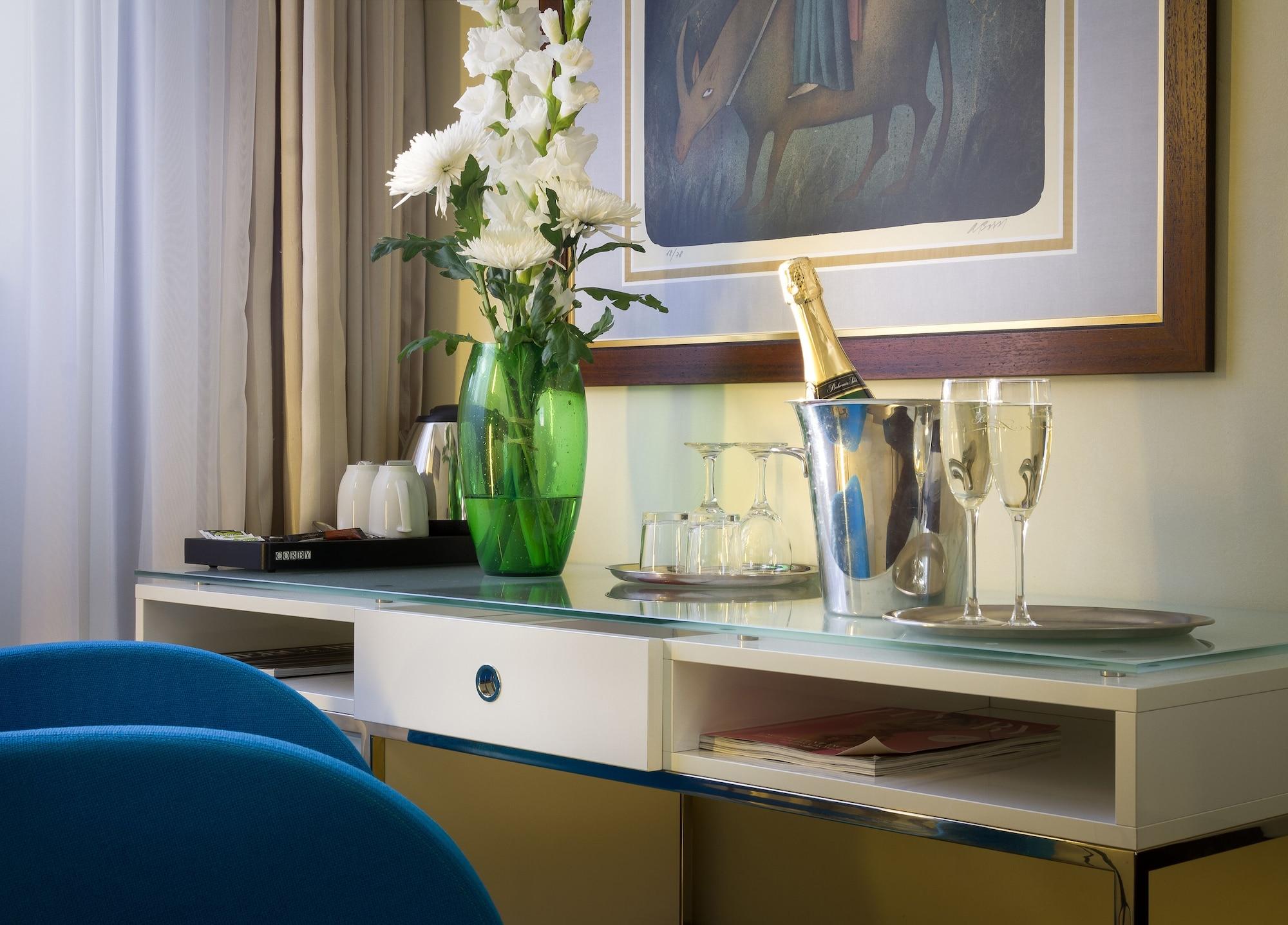 Three Storks Hotel Praha Bagian luar foto A bottle of champagne in a hotel room