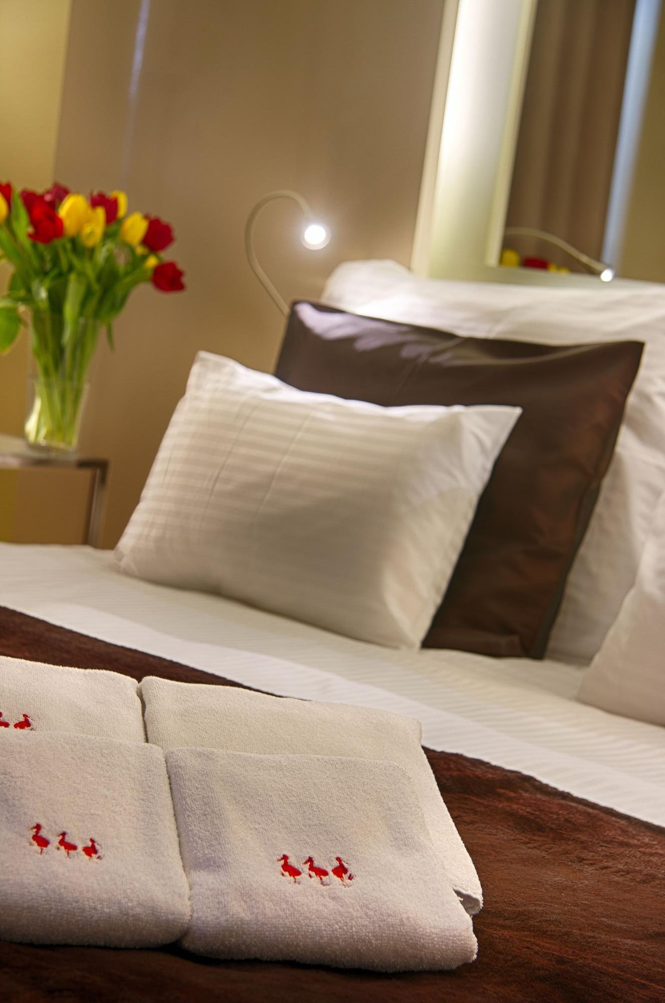 Three Storks Hotel Praha Bagian luar foto A pillow