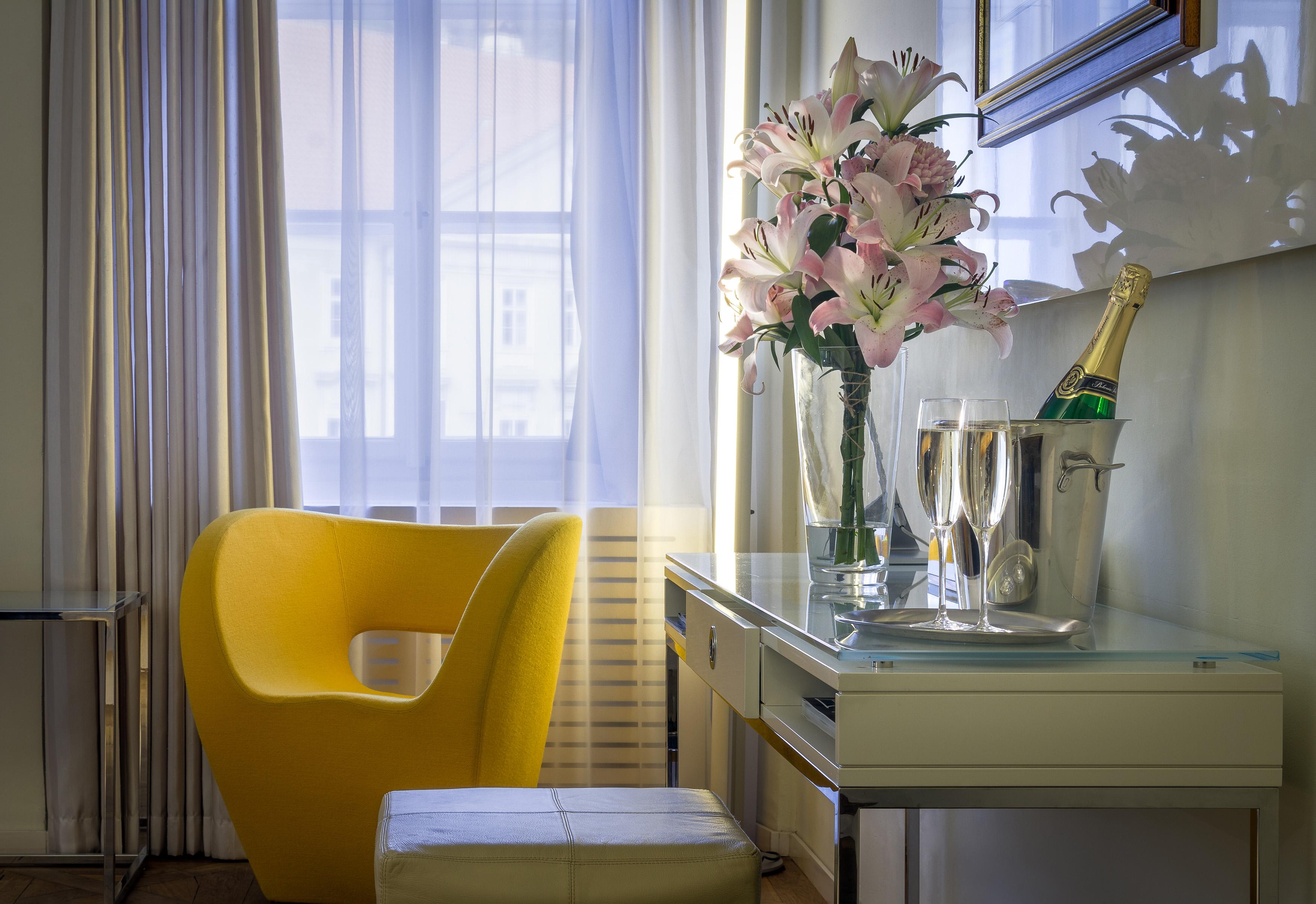 Three Storks Hotel Praha Bagian luar foto A room at the Mandarin Oriental