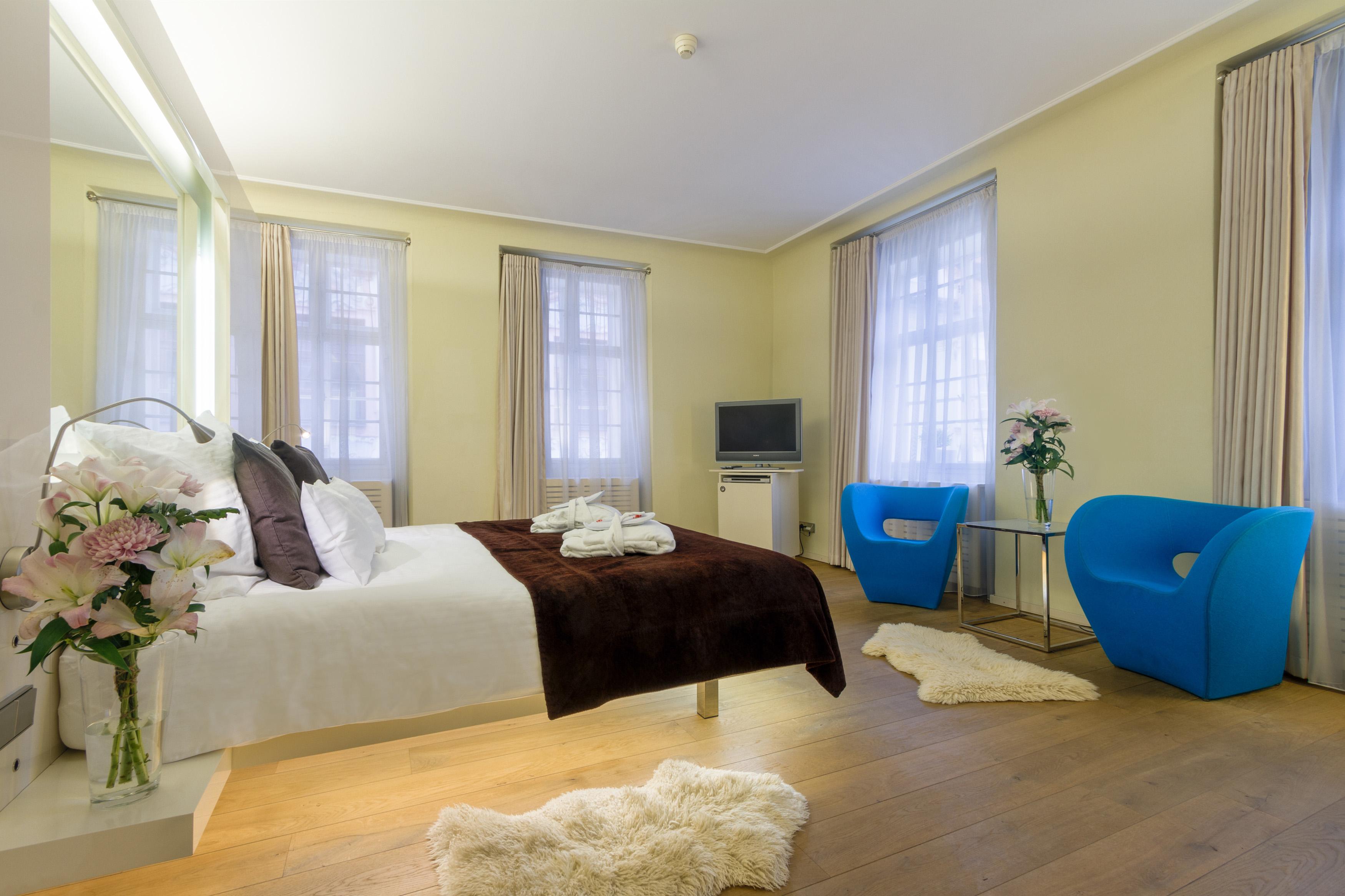 Three Storks Hotel Praha Bagian luar foto A room at the hotel
