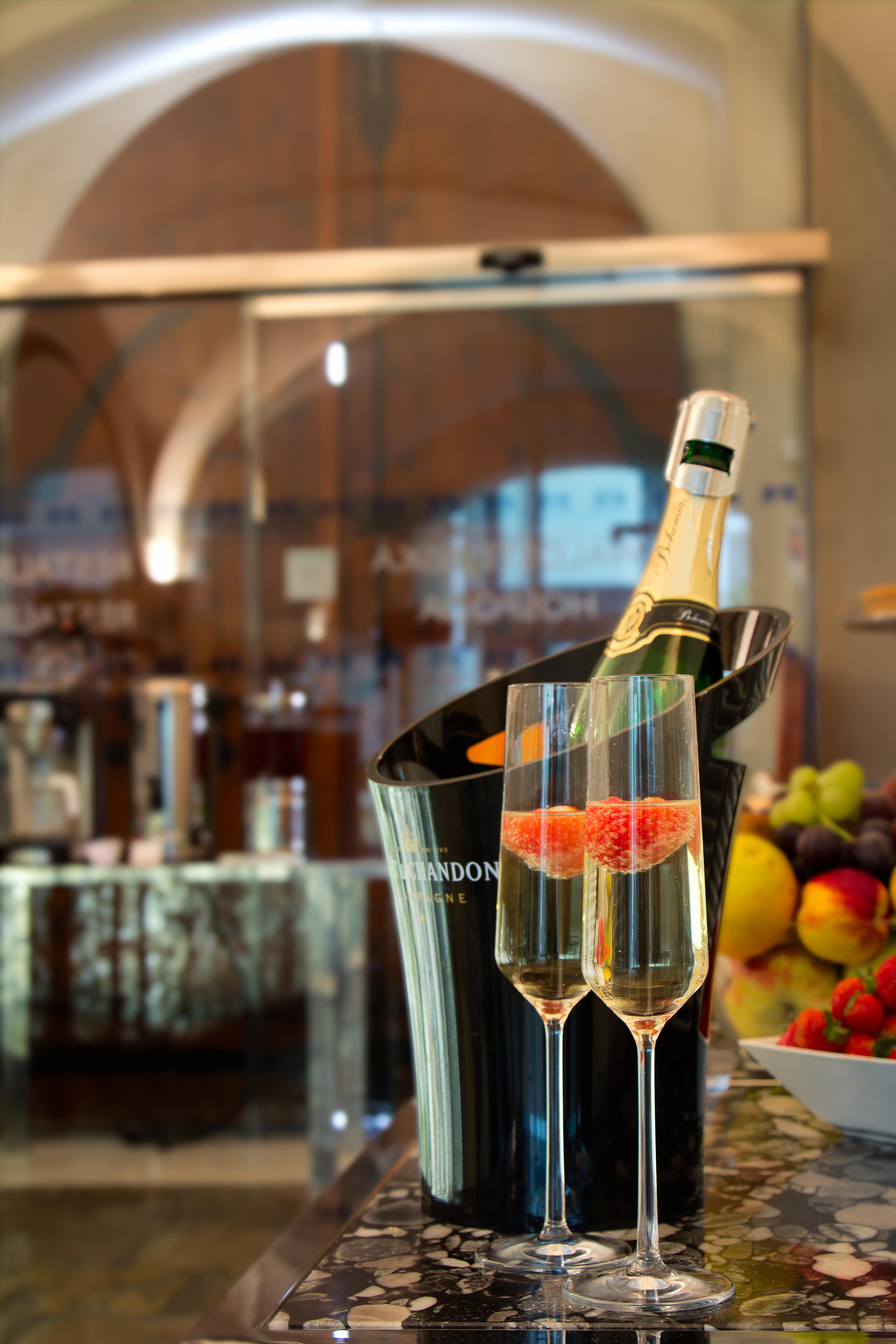 Three Storks Hotel Praha Bagian luar foto A bottle of champagne