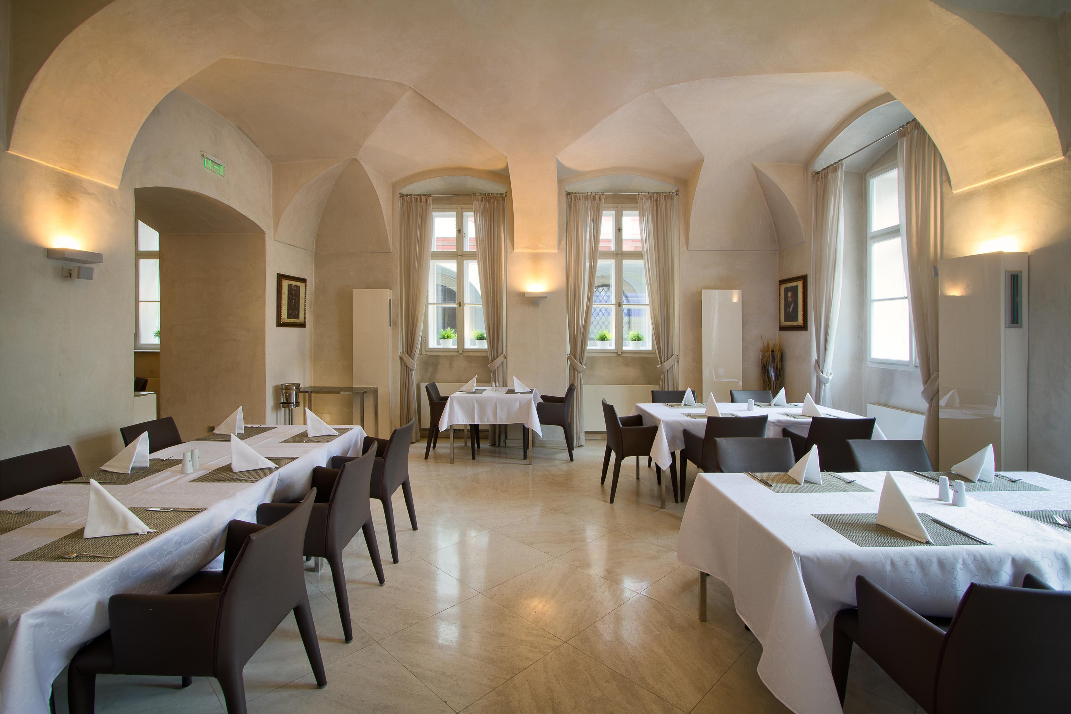 Three Storks Hotel Praha Bagian luar foto Restaurant