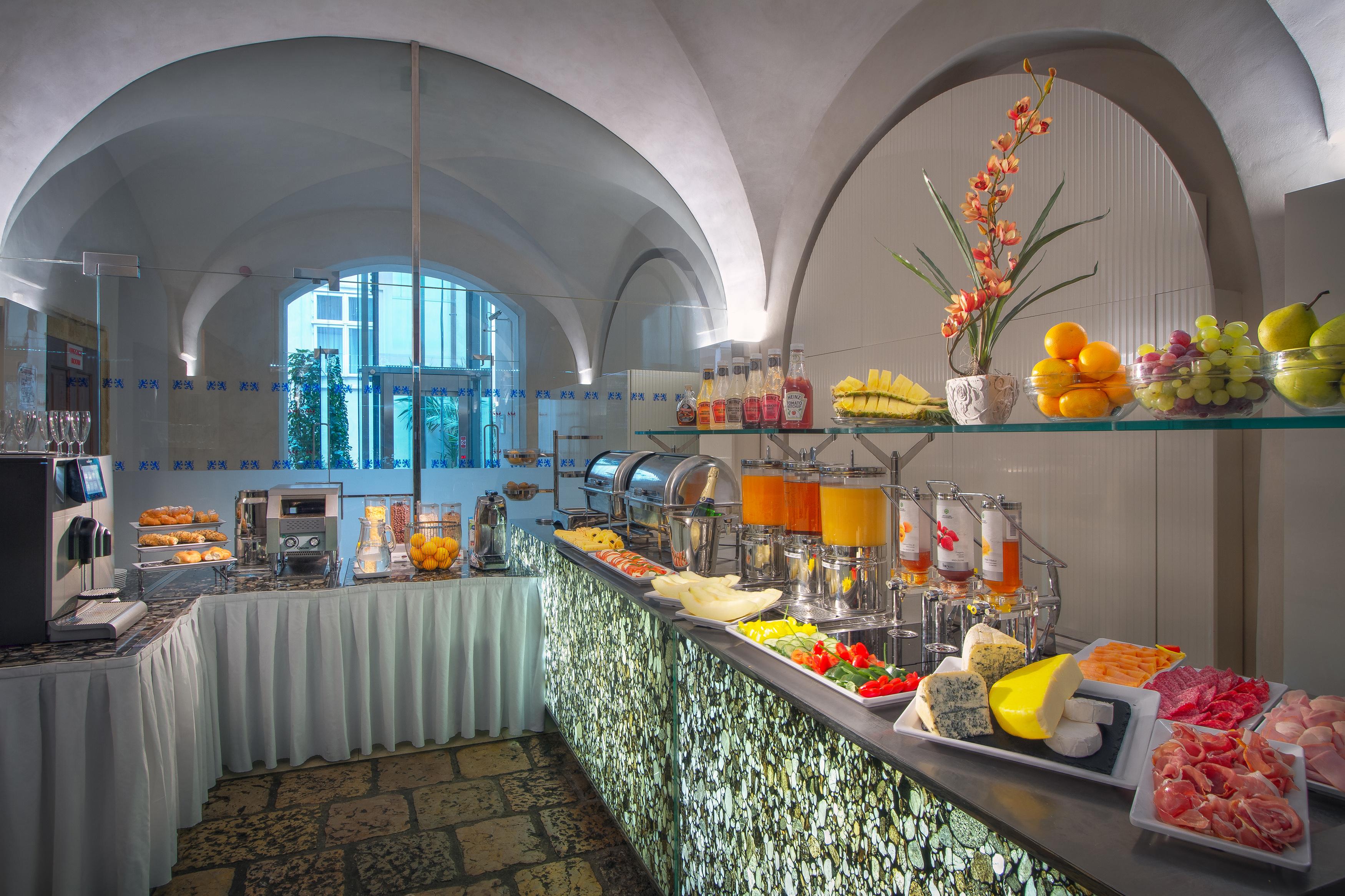 Three Storks Hotel Praha Bagian luar foto A buffet at a hotel
