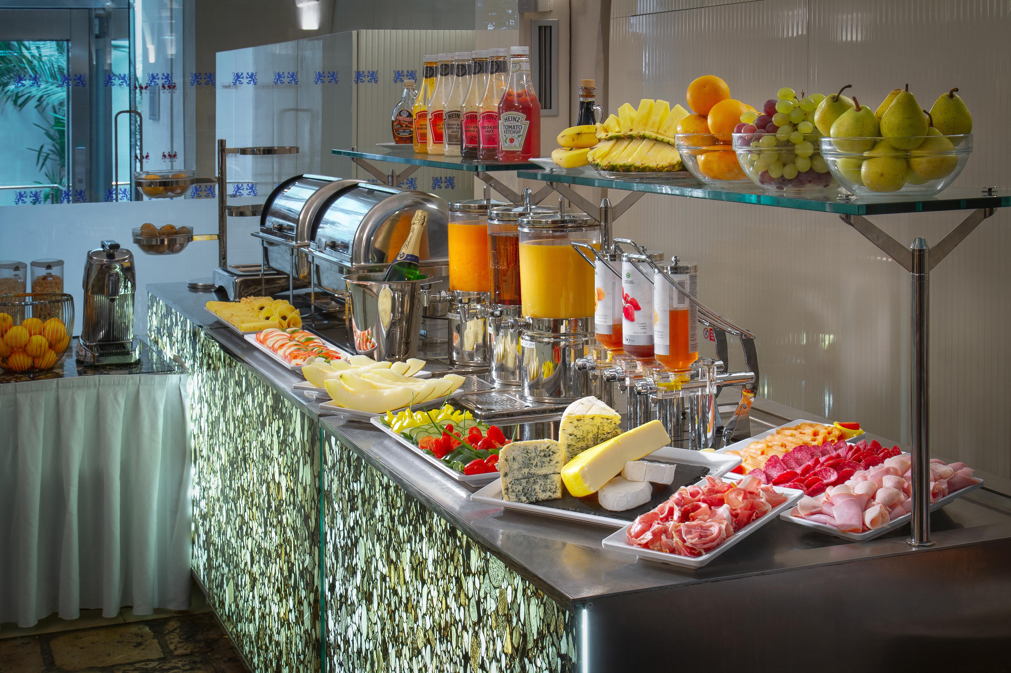 Three Storks Hotel Praha Bagian luar foto A buffet