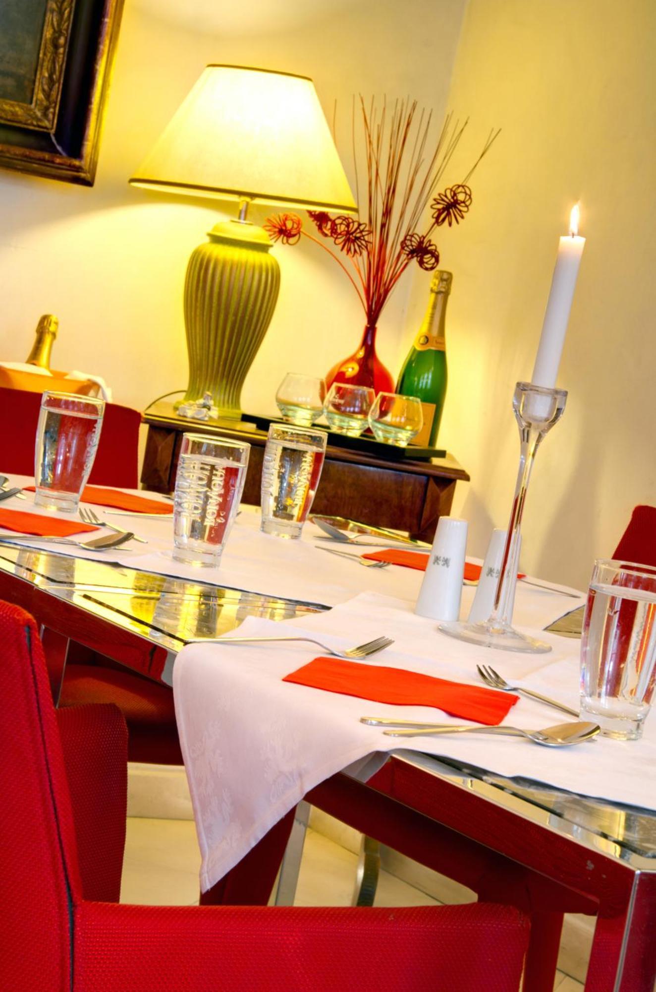 Three Storks Hotel Praha Bagian luar foto A table set for a meal