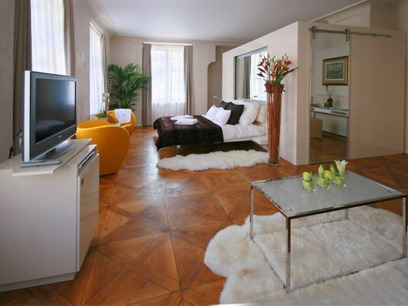 Three Storks Hotel Praha Bagian luar foto A studio apartment