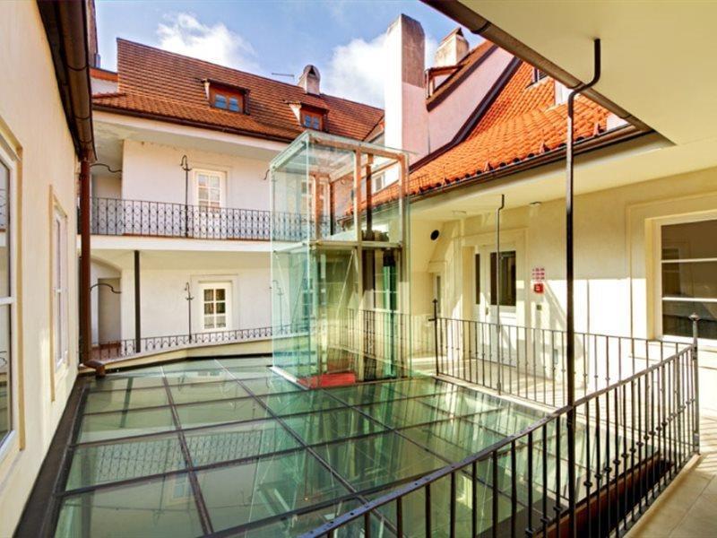 Three Storks Hotel Praha Bagian luar foto The glass floor