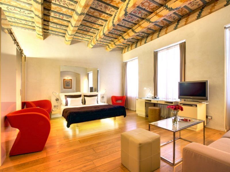 Three Storks Hotel Praha Bagian luar foto A room at the hotel