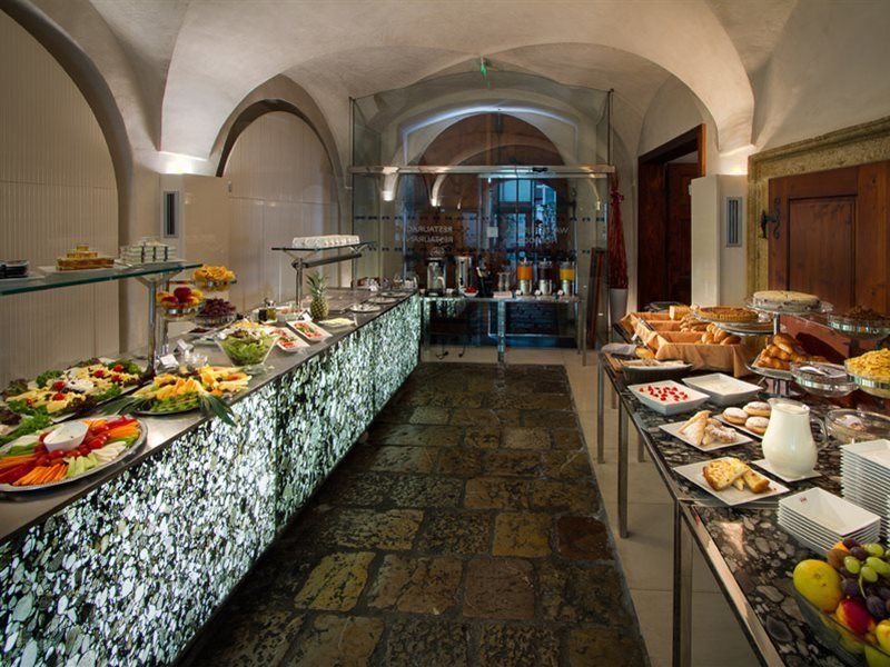 Three Storks Hotel Praha Bagian luar foto The buffet at the restaurant