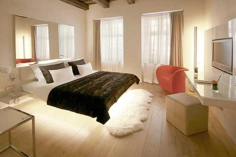 Three Storks Hotel Praha Bagian luar foto A room at the Hotel Mandarin Oriental Munich