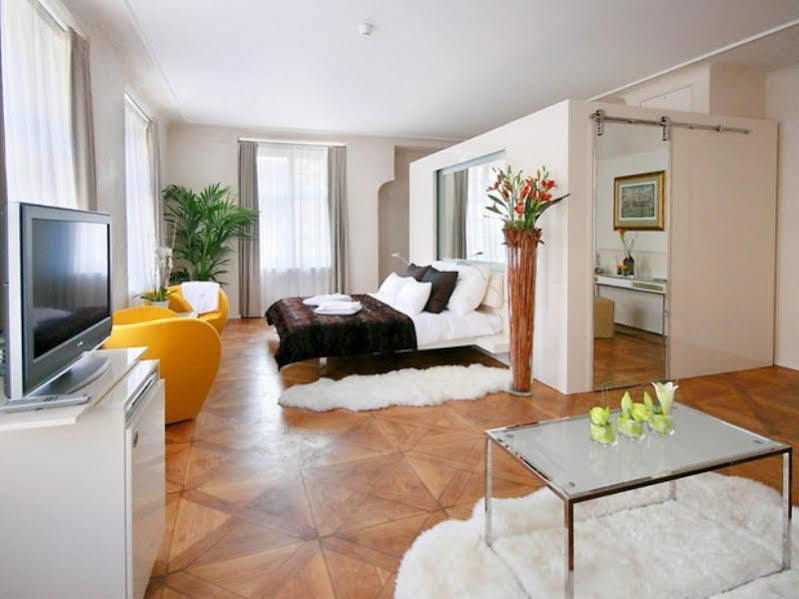 Three Storks Hotel Praha Bagian luar foto A studio apartment