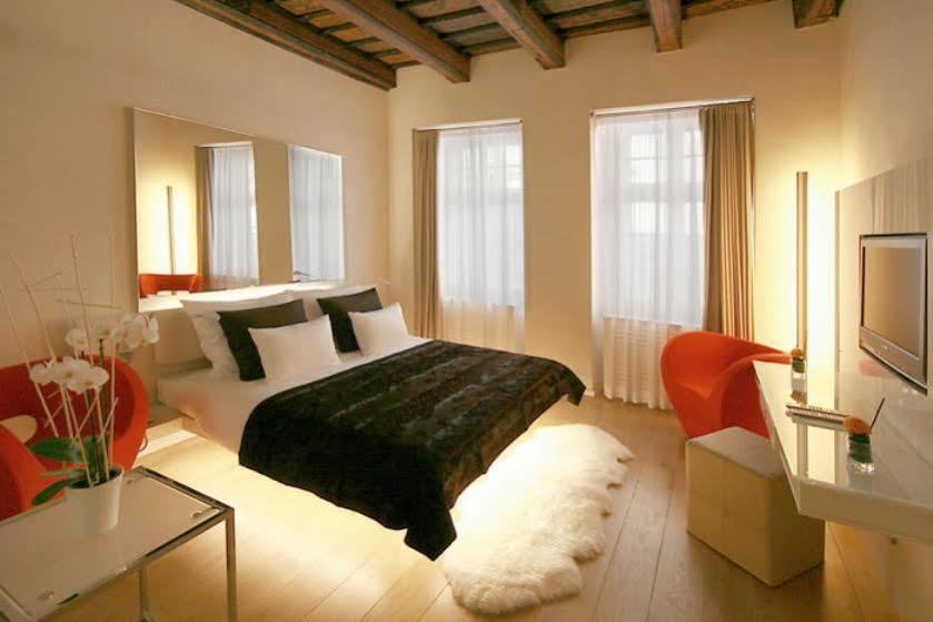 Three Storks Hotel Praha Bagian luar foto A room at the Hotel de Ligne