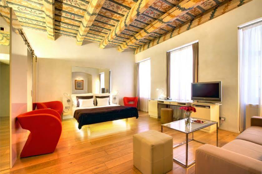 Three Storks Hotel Praha Bagian luar foto A room at the hotel