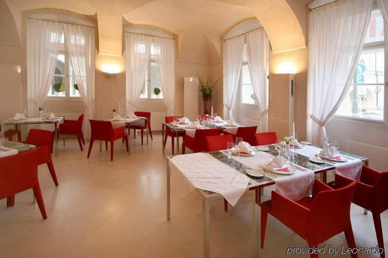 Three Storks Hotel Praha Bagian luar foto Restaurant